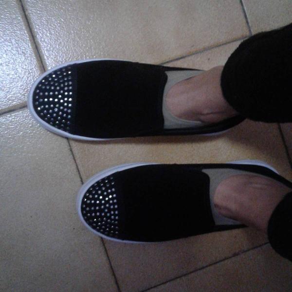 tênis slip on plataforma camurça pedrinhas