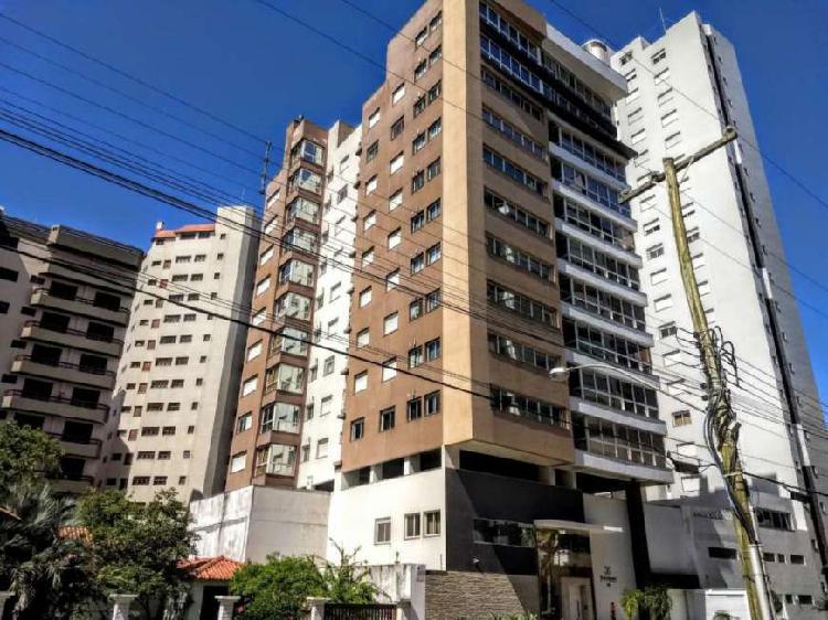 Apartamento com 2 Quartos à Venda, 75 m² por R$ 490.000