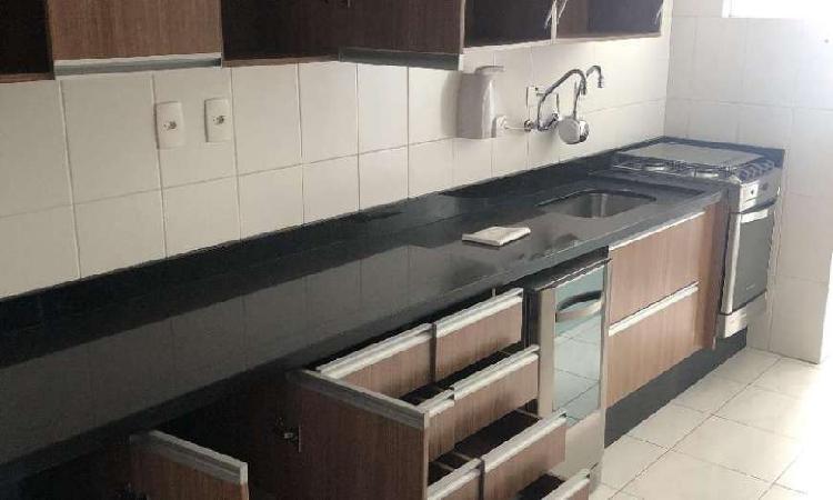 Apartamento com 2 Quartos à Venda, 76 m² por R$ 370.000