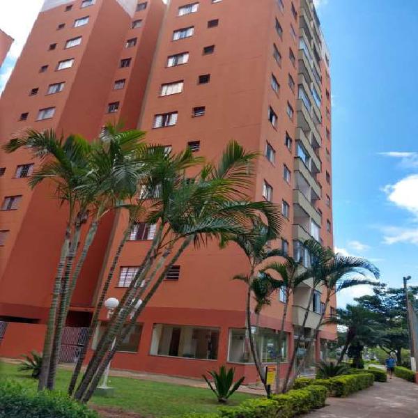 Apartamento com 3 Quartos à Venda, 74 m² por R$ 230.000