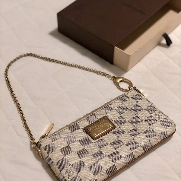 bolsa louis vuitton pochette milla mm damier azur (acompanha