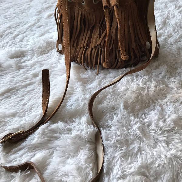 bolsa saco em couro e franja caramelo estilo boho