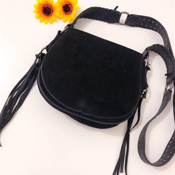 bolsa suede com franjas na lateral