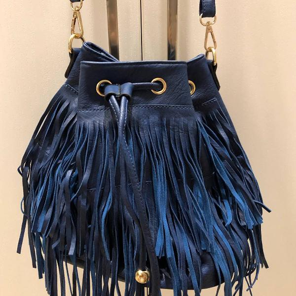bolsa tipo sacola azul com franjas