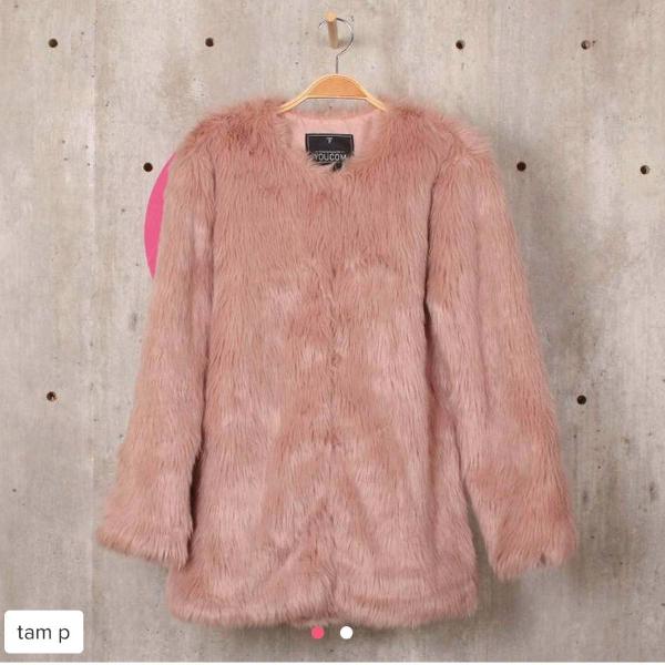 casaco pelo rosa karol pinheiro