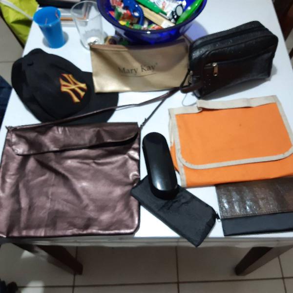 kit com bolsa, necessaire, carteira, boné e porta óculos