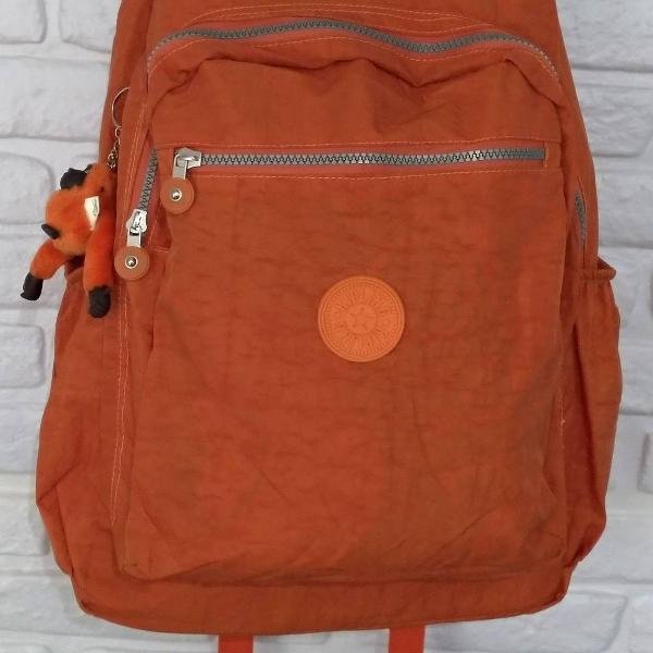 mochila laranja kipling