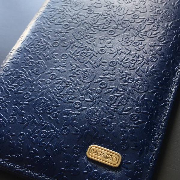 porta passaporte azul em couro com varias dividirias
