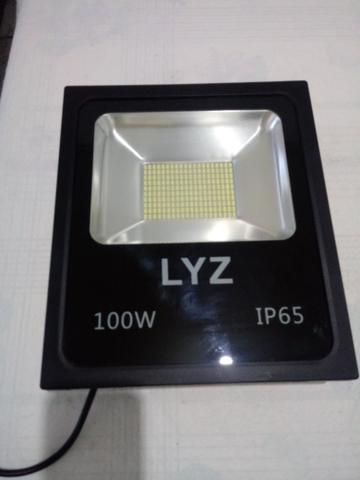 1 Refletor super Potente Lyz. Led