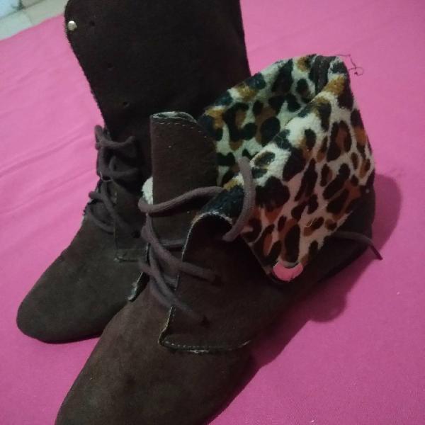 Botinha marrom com oncinha