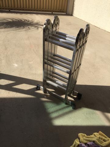 Escada articulada de aluminio