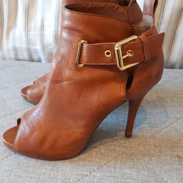 ankle boot em couro caramelo arezzo
