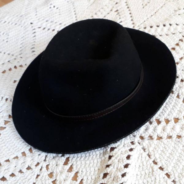 chapéu preto de feltro