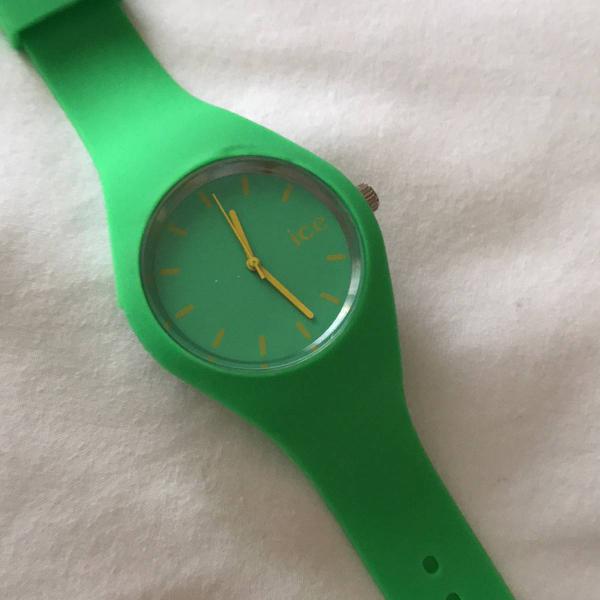 relógio verde e amarelo