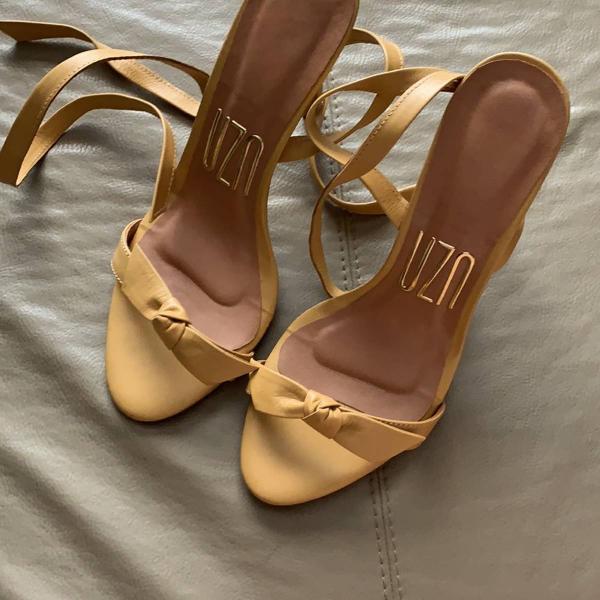 sandália salto alto amarela-mostarda uza shoes