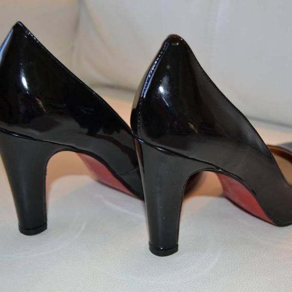 sapato scarpin verniz louboutin