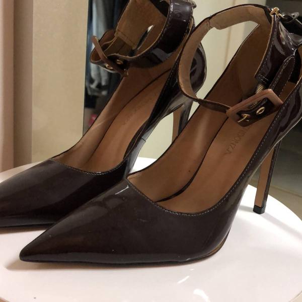 scarpin marrom