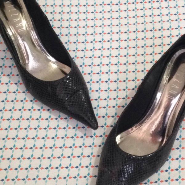 scarpin preto cobra