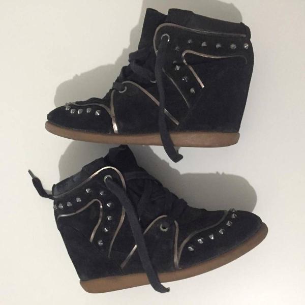 sneaker arezzo com tachas preto