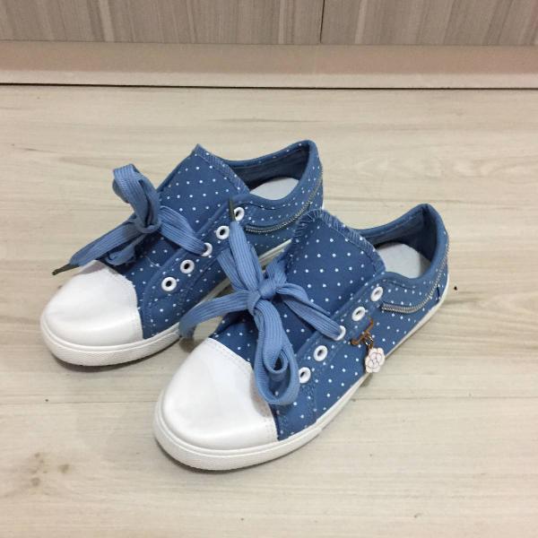tenis azul bolinhas
