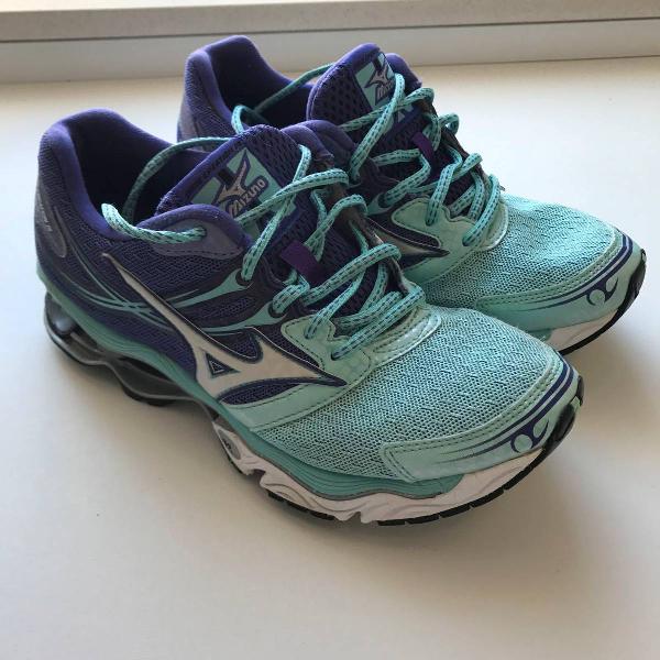 tênis mizuno azul e roxo