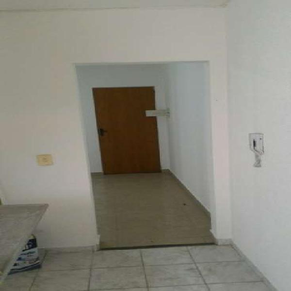 Apartamento com 1 Quarto para Alugar, 48 m² por R$ 675/Mês