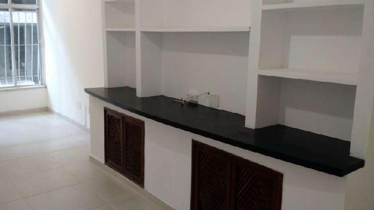 Apartamento com 2 Quartos para Alugar, 69 m² por R$