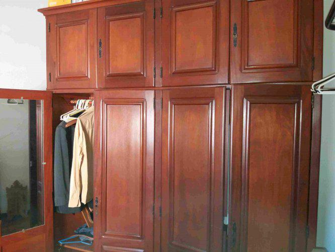 Armário de 8 portas em madeira maciça padrão mogno