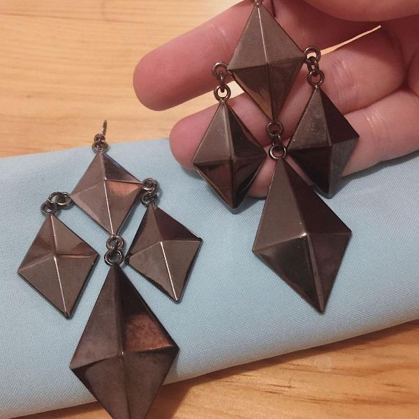 Brinco Triângulos Metálicos