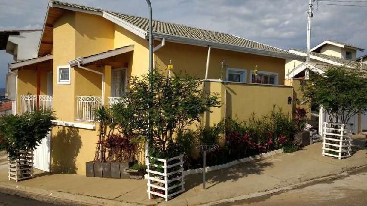 Casa com 2 Quartos para Alugar, 128 m² por R$ 1.600/Mês