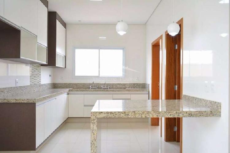 Casa de Condomínio com 3 Quartos para Alugar, 215 m² por