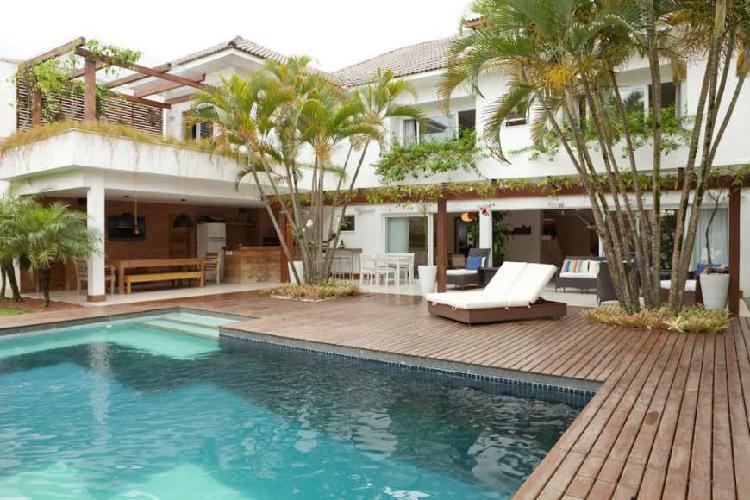 Casa de Condomínio com 4 Quartos à Venda, 650 m² por R$