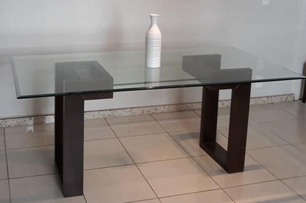 Mesa de jantar em vidro e madeira para 6 lugares
