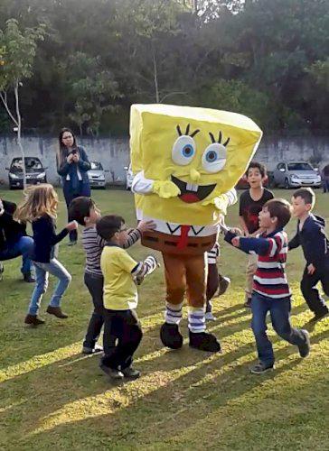 Personagens Bob Esponja na sua festa em belo horizonte