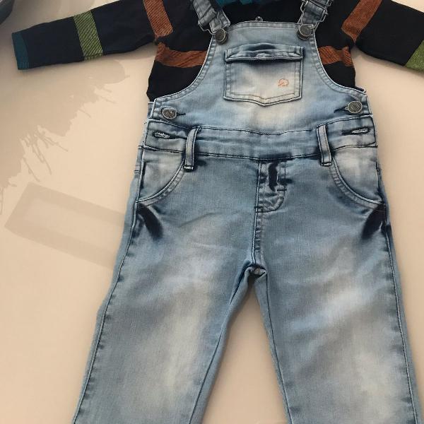 conjunto de macacão jeans e camisa de manga comprida
