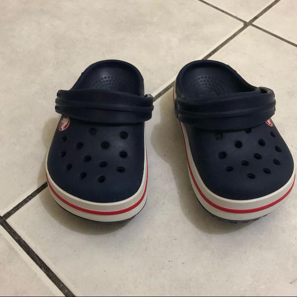 crocs azul para neném