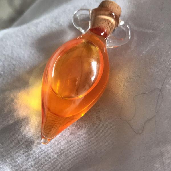 pingente de bruxa em vidro e líquido laranja
