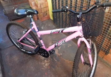 Bicicleta rosa com cestinha e pneus novos