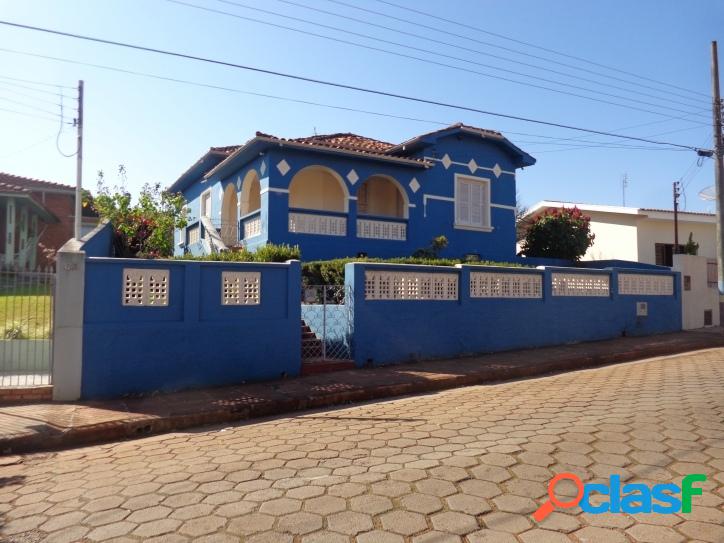 Casa, 3 dormitórios, 1000 m² no Centro de Piraju-SP.