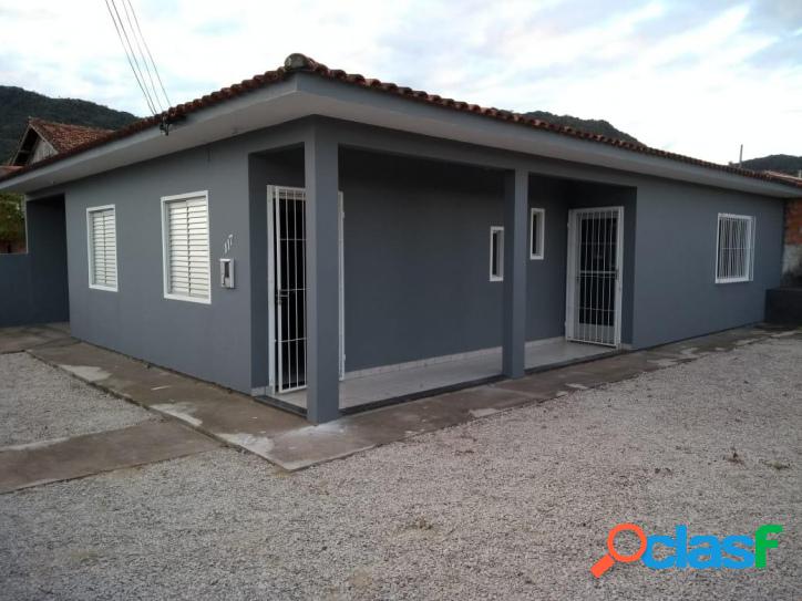 Casa c/ 3 dormitórios, garagem p/ 3 veículos.