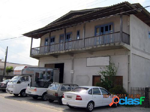 Galpão comercial com 02 aptos. Rua asfaltada. Bem