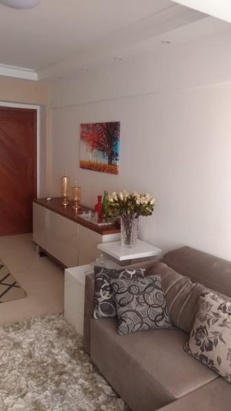 Apartamento com 3 Quartos à Venda, 80 m² por R$ 270.000