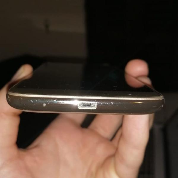 Celular Motorola Dourado