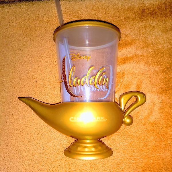 Lâmpada e copo do filme Aladdin.