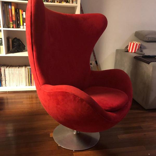 cadeira-poltrona egg vermelha