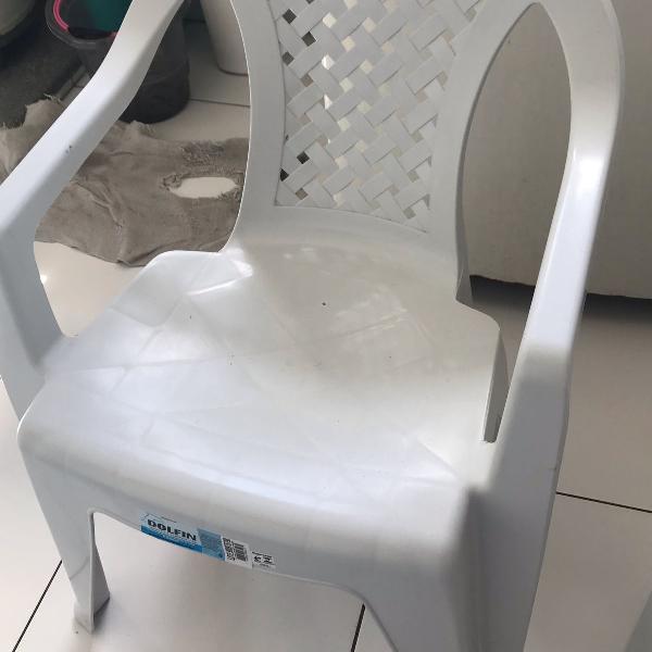 cadeiras de plastico brancas empilhaveis e resistentes ate