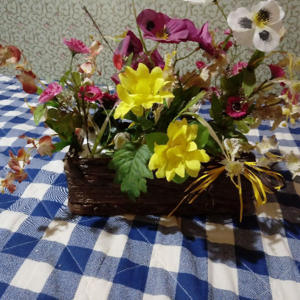 cesto de madeira com flores