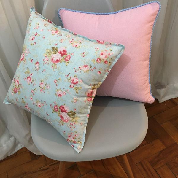 conjunto almofadas floral com com rosa caracol