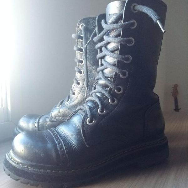 coturno modelo doc martens