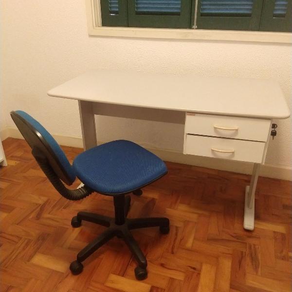escrivaninha e cadeira